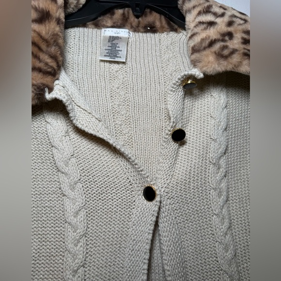 Max Studio Girls Beige Gold 3 Button Faux Fur Collar Swing Sweater Bows Size 7/8 - Picture 4 of 9